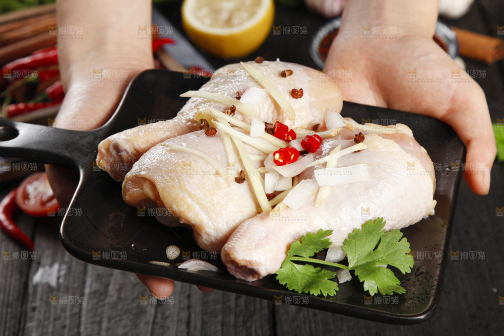 托盘里装着腌鸡腿