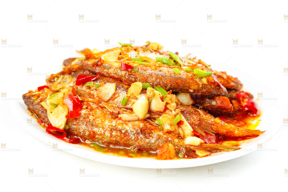 盘子里装着香煎小刁鱼