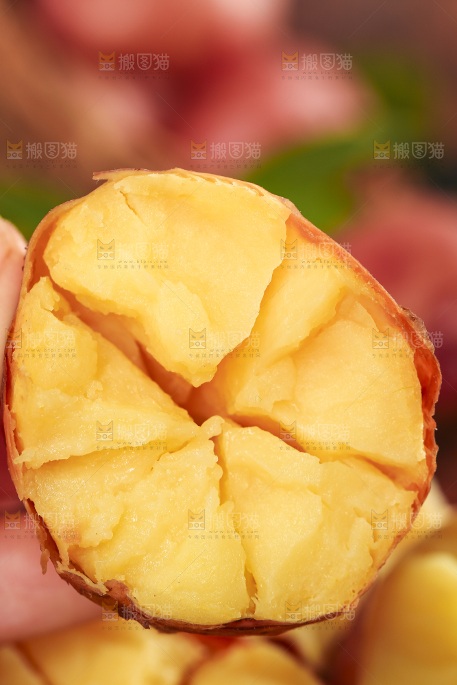 手里拿着红皮土豆