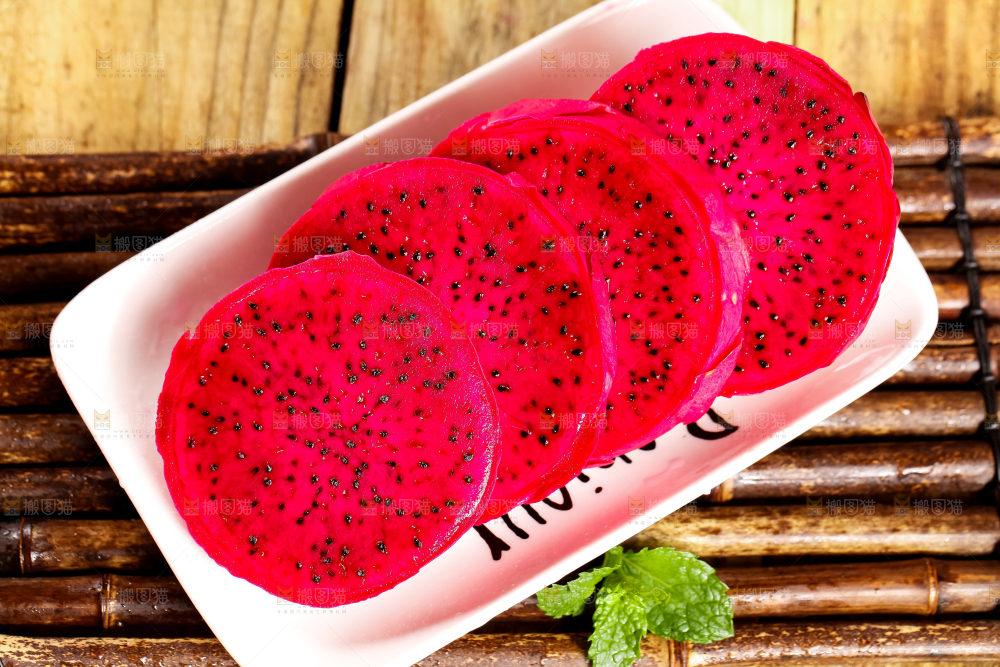 木板上放着金都一号红心火龙果