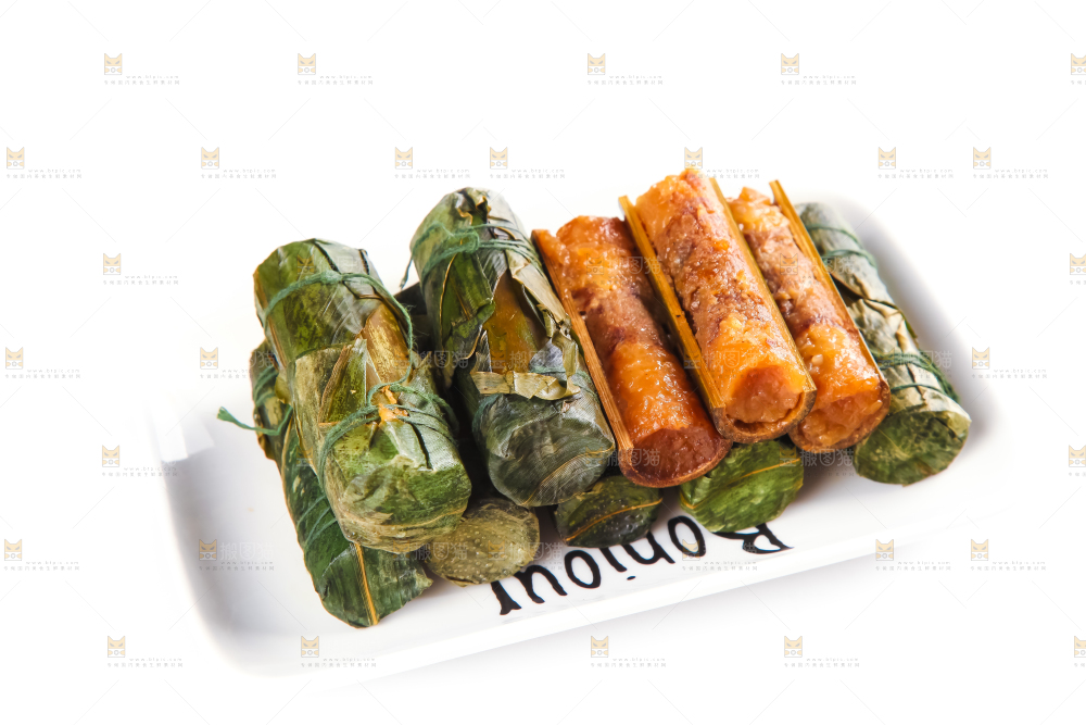 白底上放着竹筒肉粽