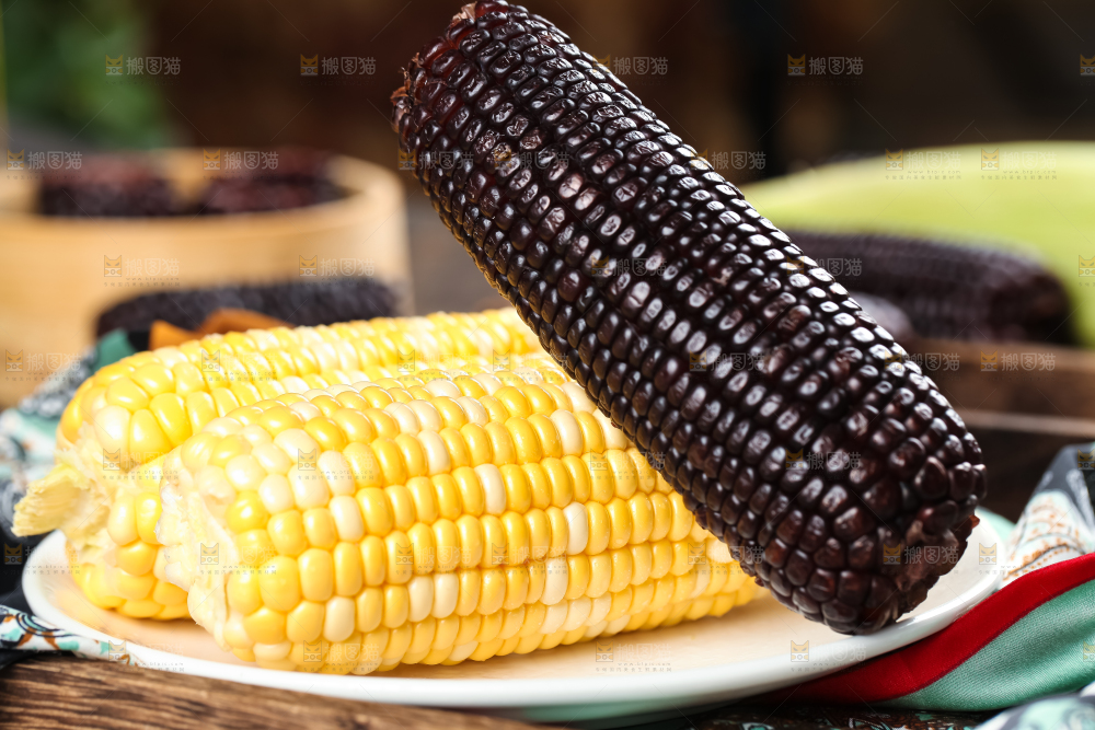 盘子里放着新鲜玉米