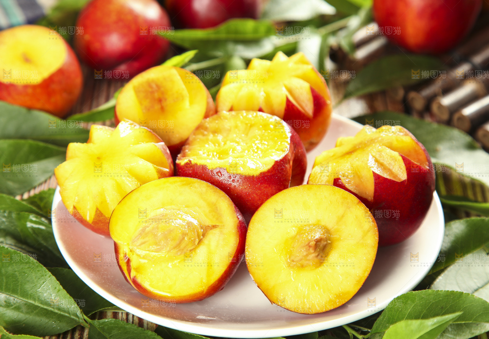 盘子里装着新鲜油桃