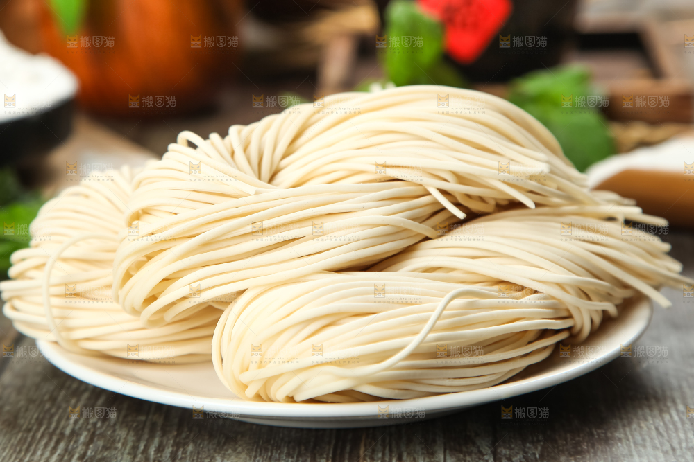 木板上放着一盘手工面条