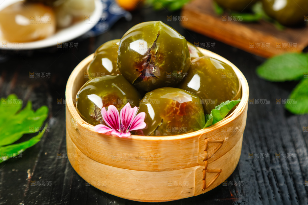 蒸笼里装着艾草青团
