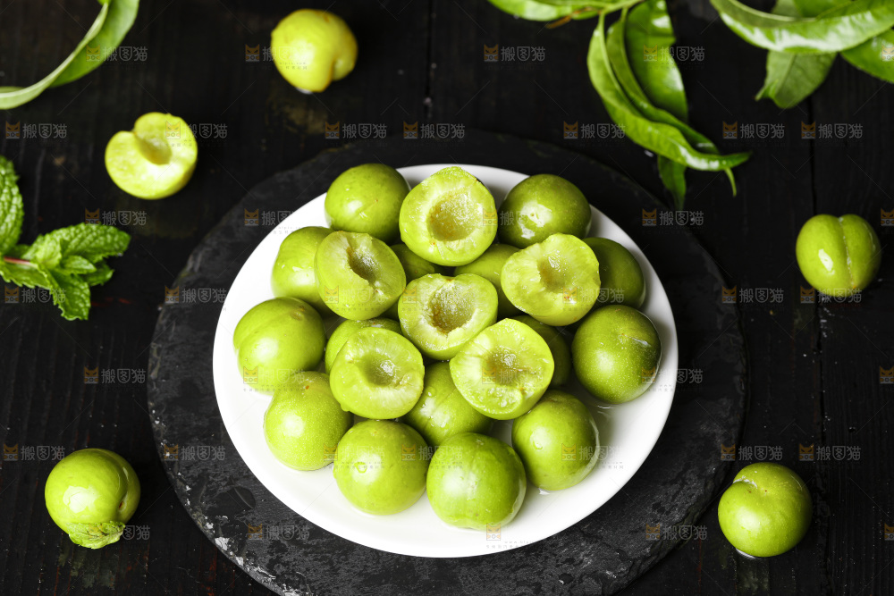 盘子里装着青脆李