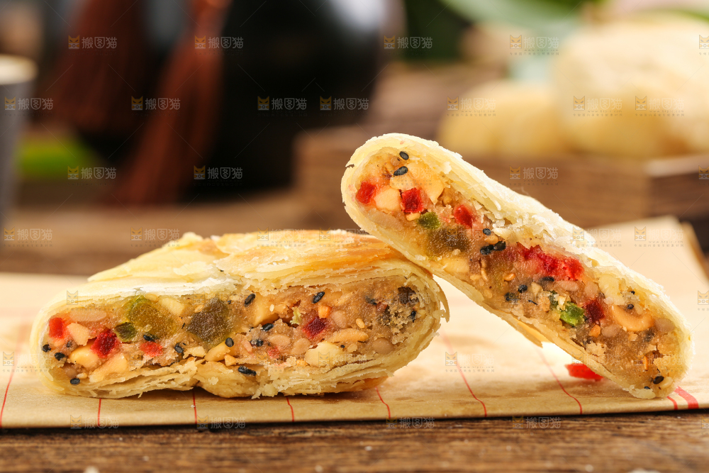木板上的酥皮月饼