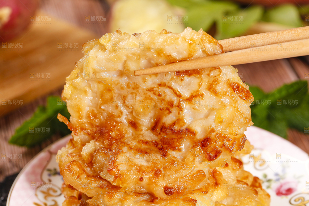碟子里装着土豆饼
