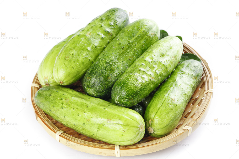 篮子里装着蔬菜黄瓜