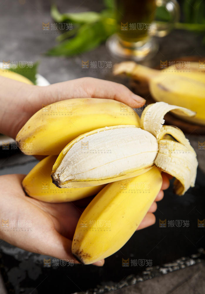 石板上的新鲜苹果蕉