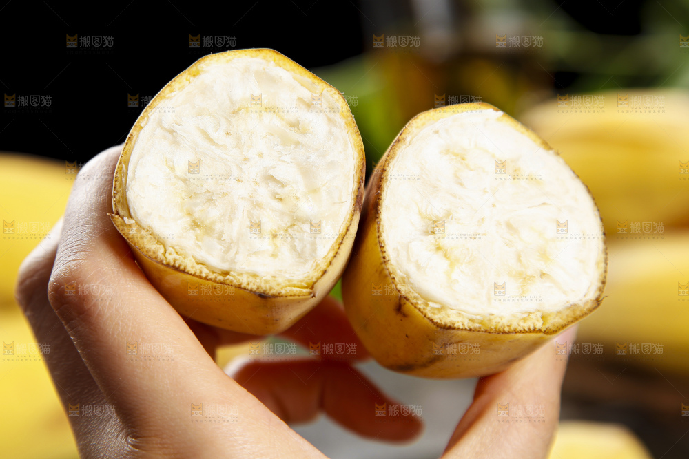 石板上的新鲜苹果蕉