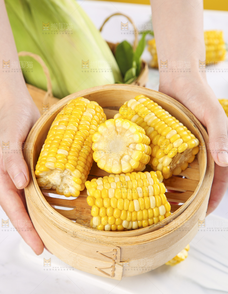 蒸笼里装着糯玉米