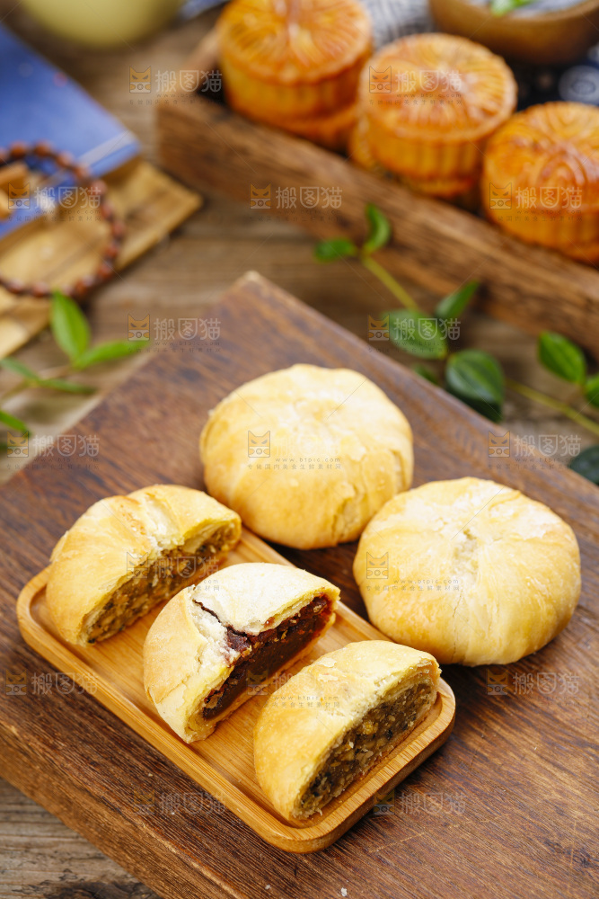 木板上的酥皮月饼
