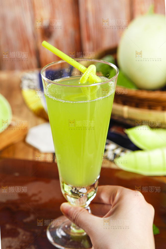 杯子里装着玉菇甜瓜榨的果汁