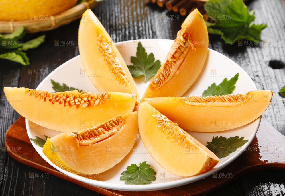 盘子里装着黄皮蜜瓜