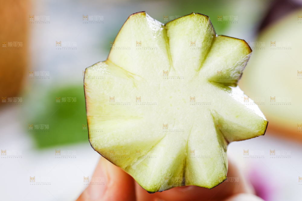 手里拿着茄子