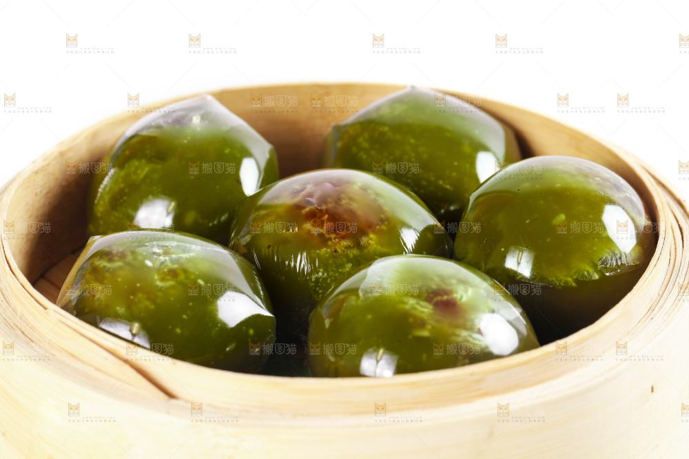 蒸笼里放着艾草青团