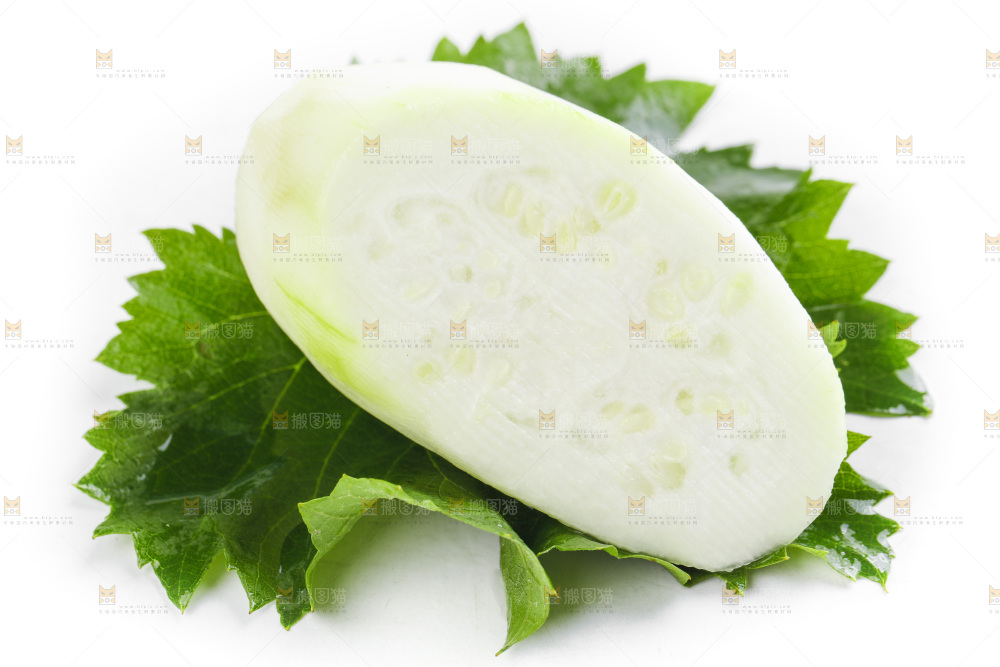 绿叶上放着切丝的蒲瓜