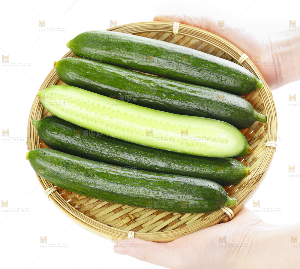 手里拿着一篮水果黄瓜
