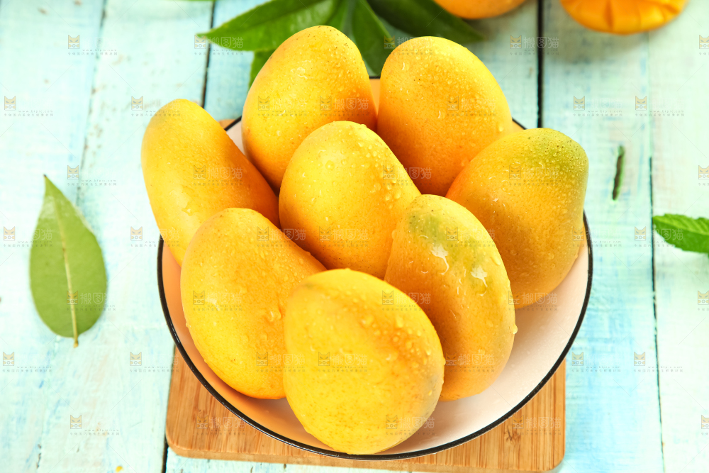 碟子里装着芒果