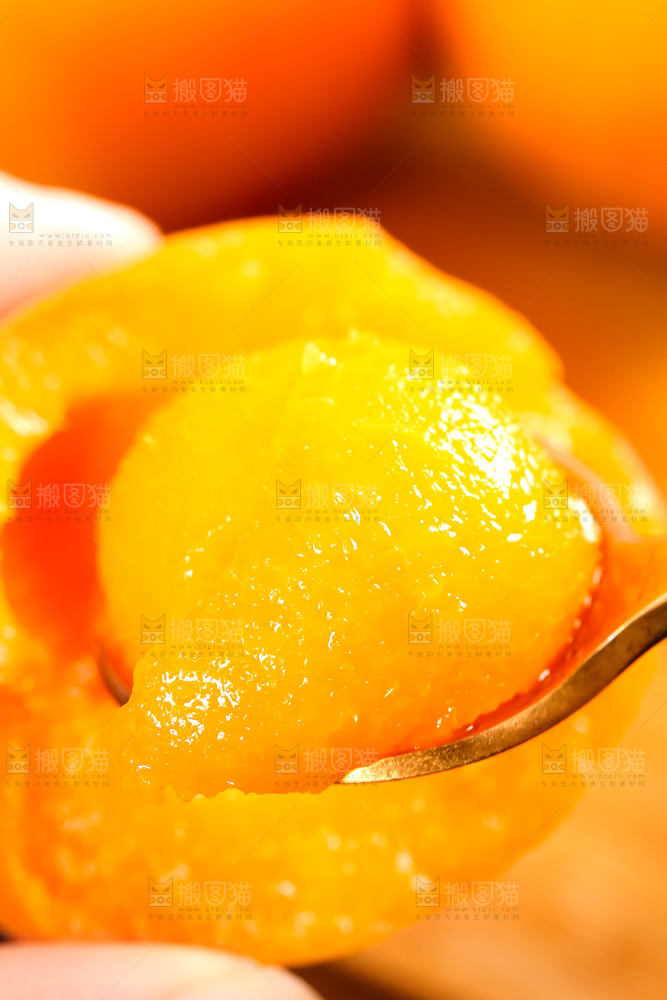 勺子上放着杏子