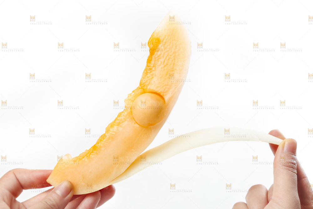 手里拿着蜜瓜