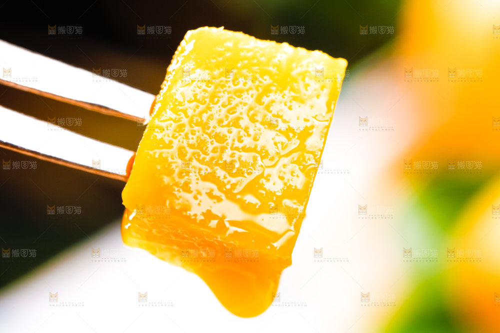 叉子叉着芒果