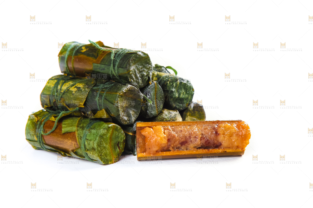 白底上放着竹筒肉粽