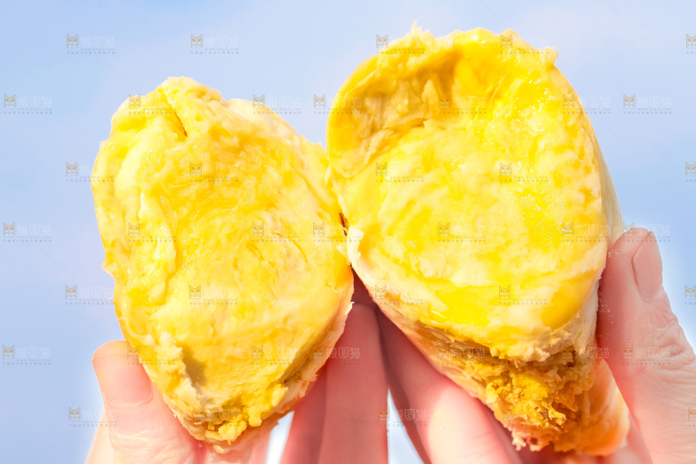 手里拿着黄肉榴莲
