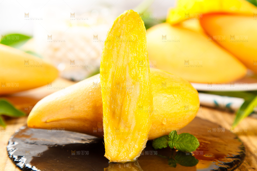 黑底上放着芒果