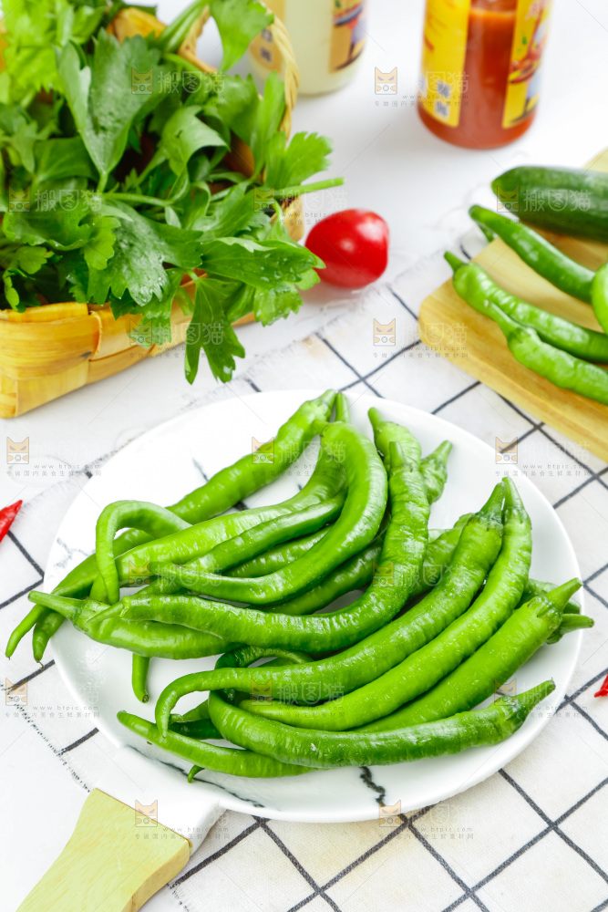 格子底上摆放着杭椒