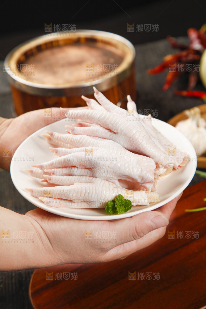手里拿着新鲜鸡爪