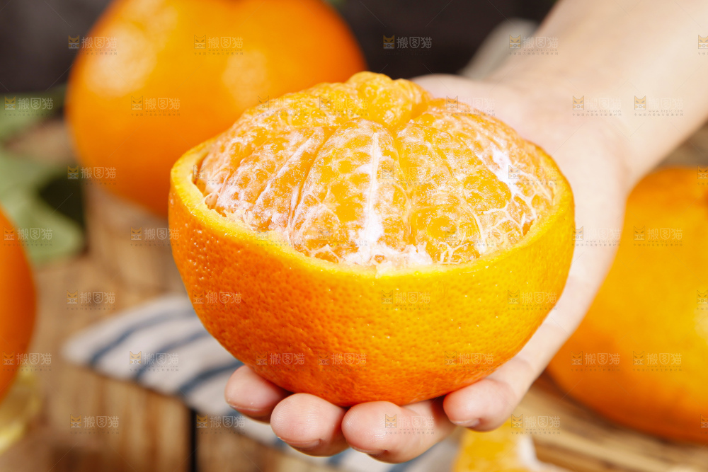 手里拿着耙耙柑