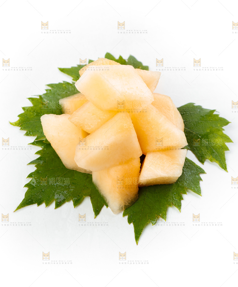 绿叶上摆放着蜜甜瓜