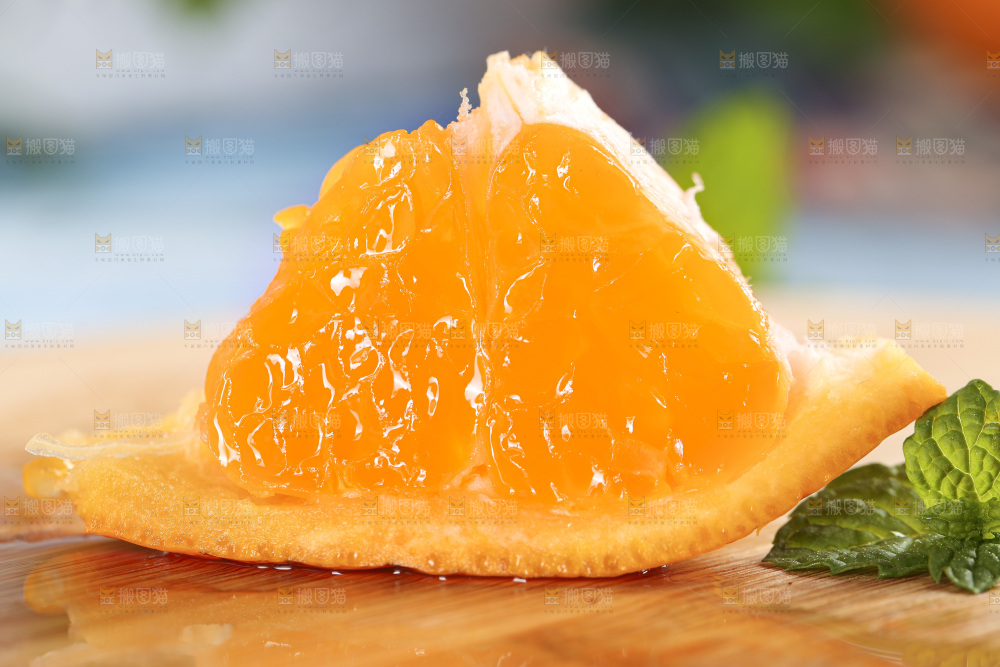 木板上放着春见桔柑