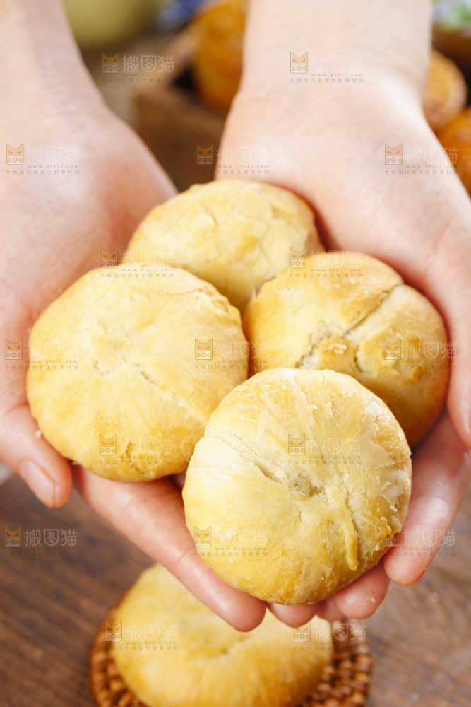 手里拿着五仁月饼