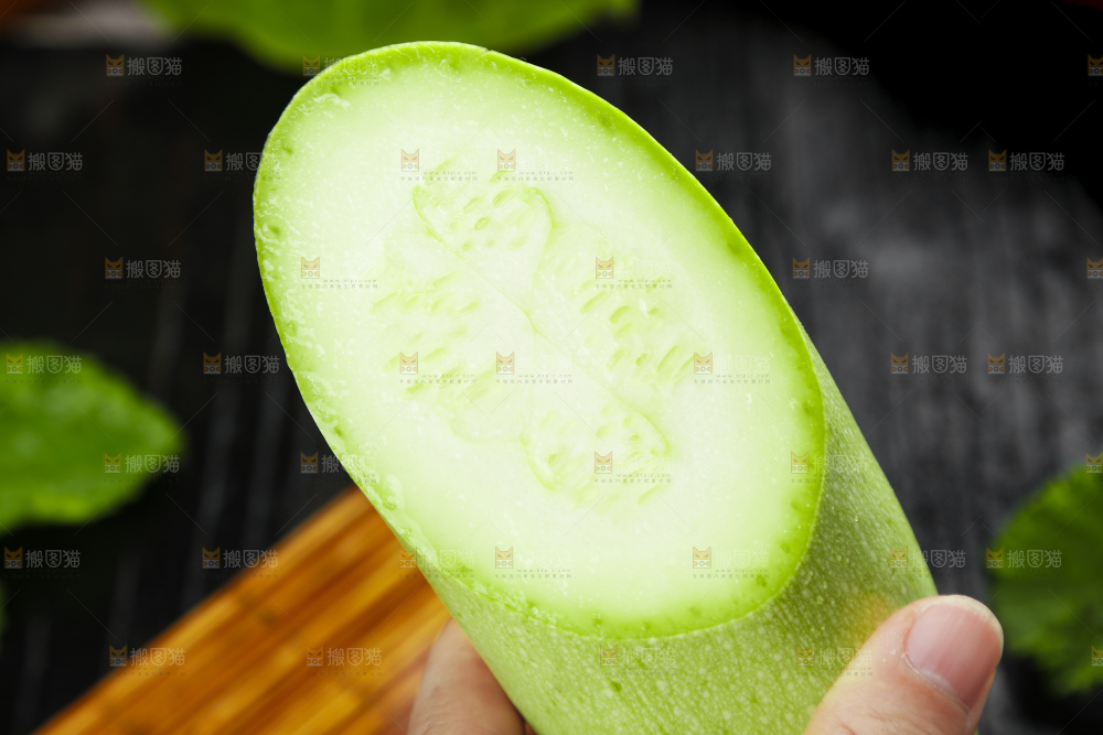 手里拿着西葫芦瓜