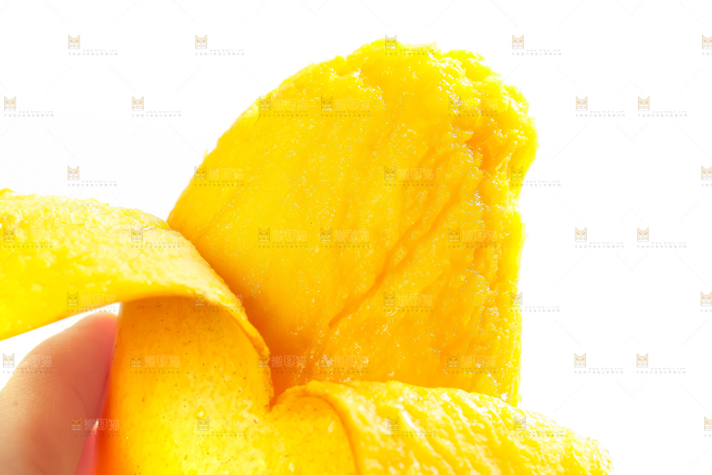 白底上摆放着芒果