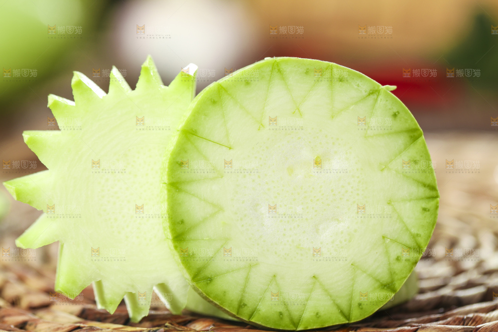 编织垫上摆放着西葫芦瓜