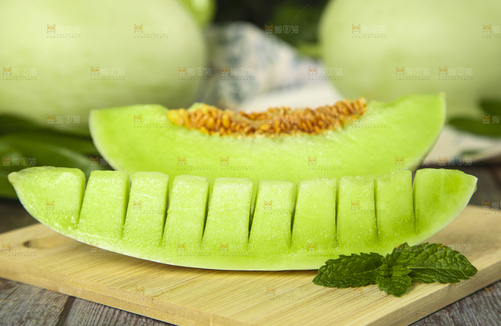 木板上放着玉菇甜瓜