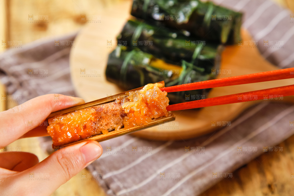 手里拿着竹筒肉粽