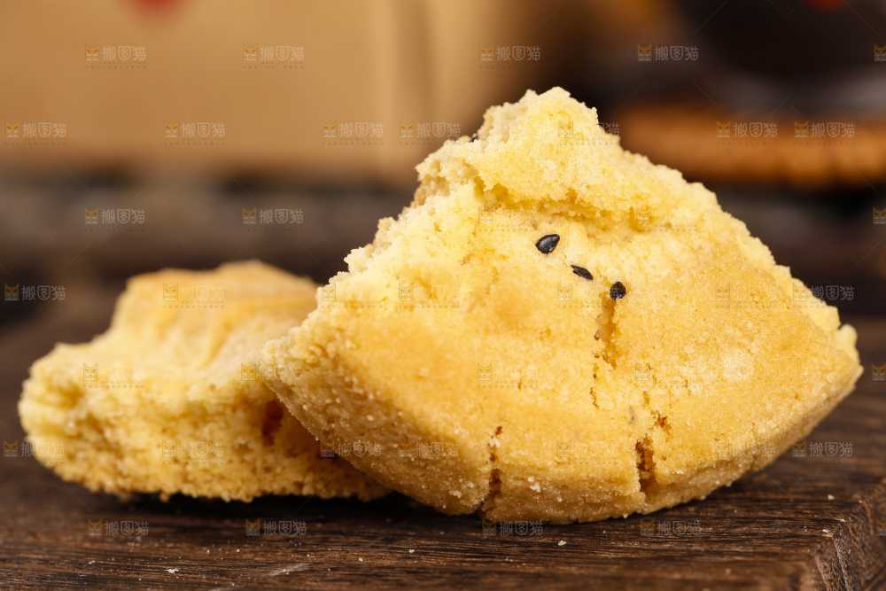 木底上放着桃酥饼干