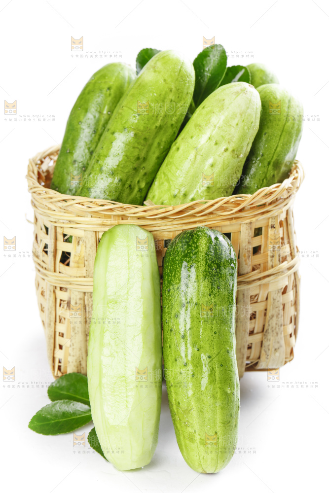 篮子里装着蔬菜黄瓜