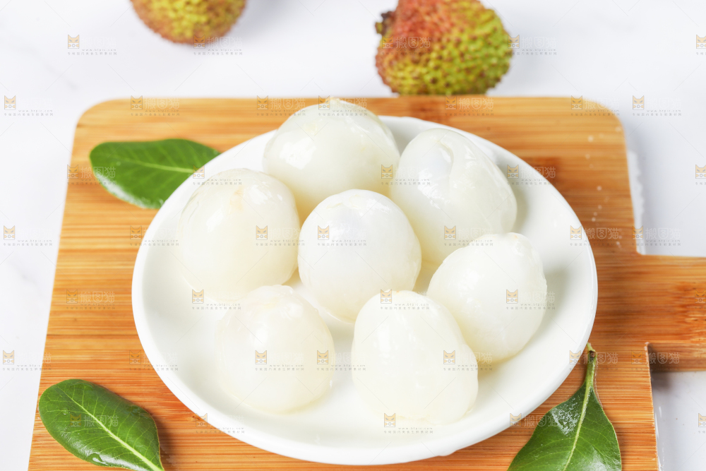盘子里装着荔枝