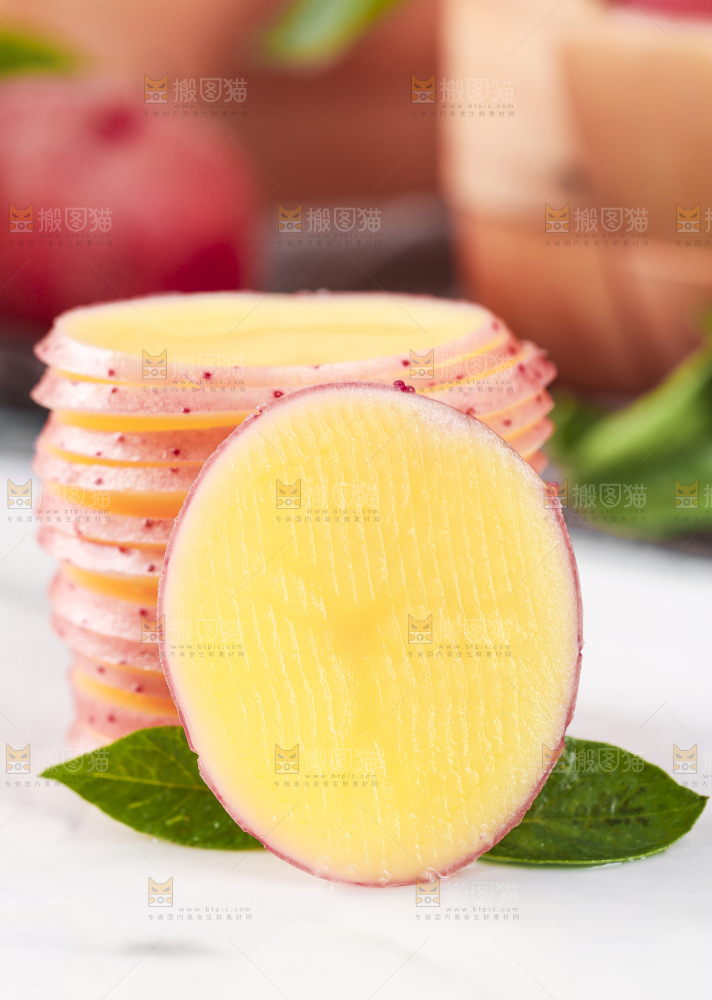 白底上放着高山红皮土豆