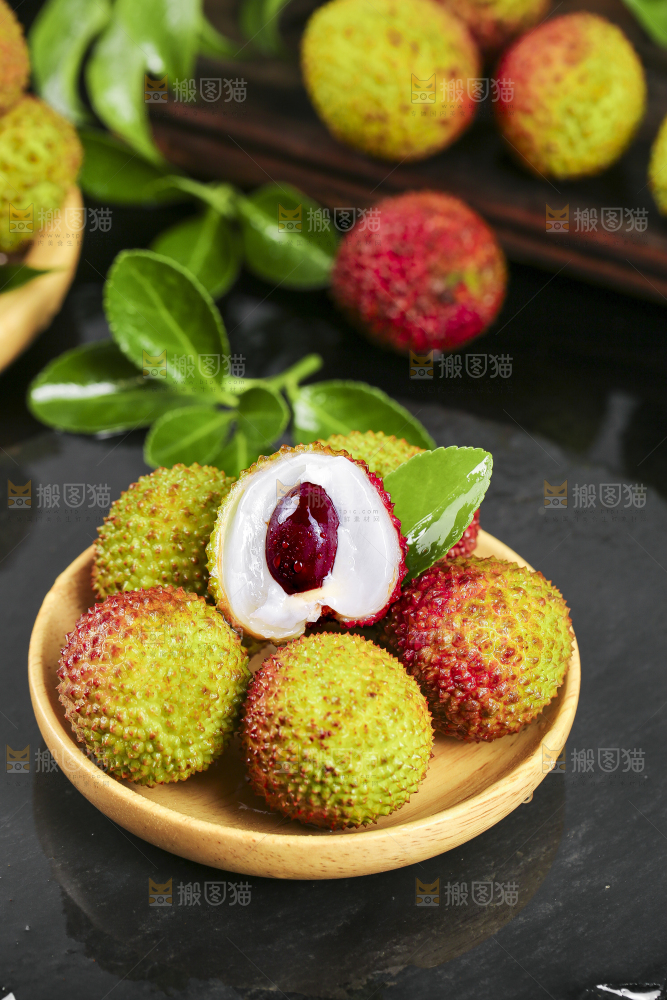盘子里装着妃子笑荔枝