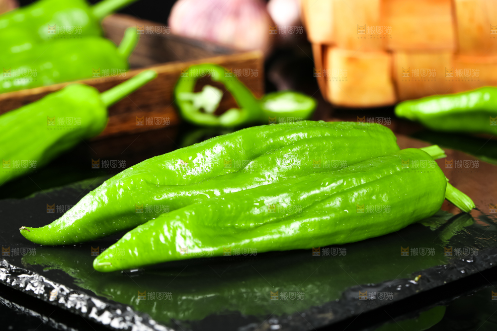 黑底上放着辣椒