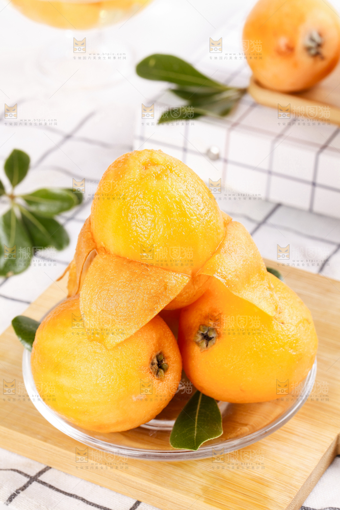 碟子里装着枇杷