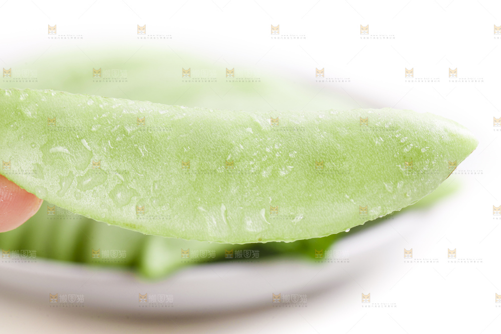 盘子里装着扁豆