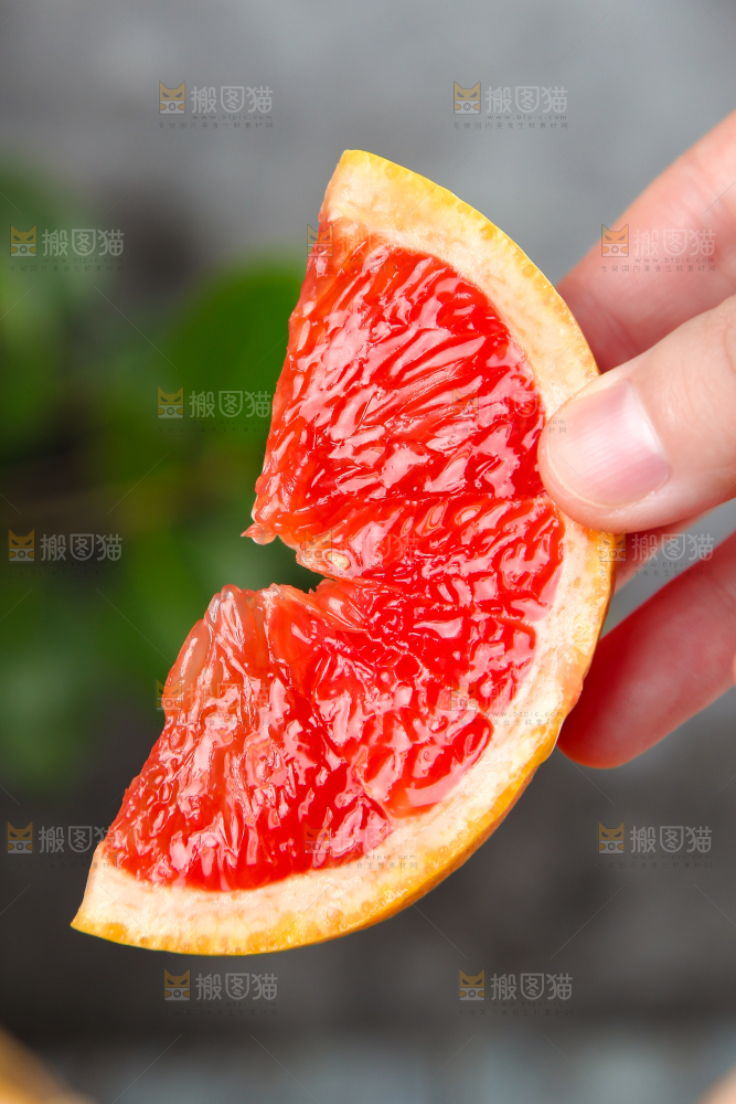 手上拿着南非西柚
